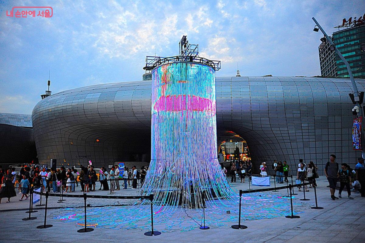 DDP ‘팔거리’에 설치된 ‘Flux’는 인터랙티브 인스톨레이션 작품이다. ©조수봉