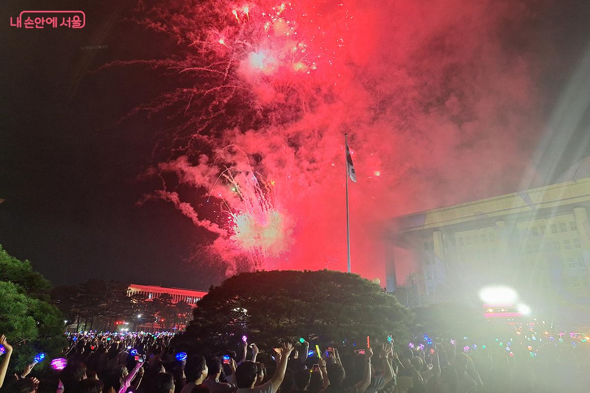 광복 80주년 전야제 '대한이 살았다!' 행사가 싸이의 공연 뒤 화려한 불꽃축제가 펼쳐지며 대단원의 막을 내린다. ©정향선