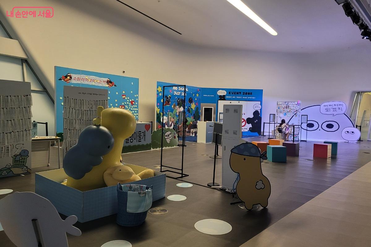 귀여운 캐릭터가 모여 있는 굿즈판매존 ©박미선