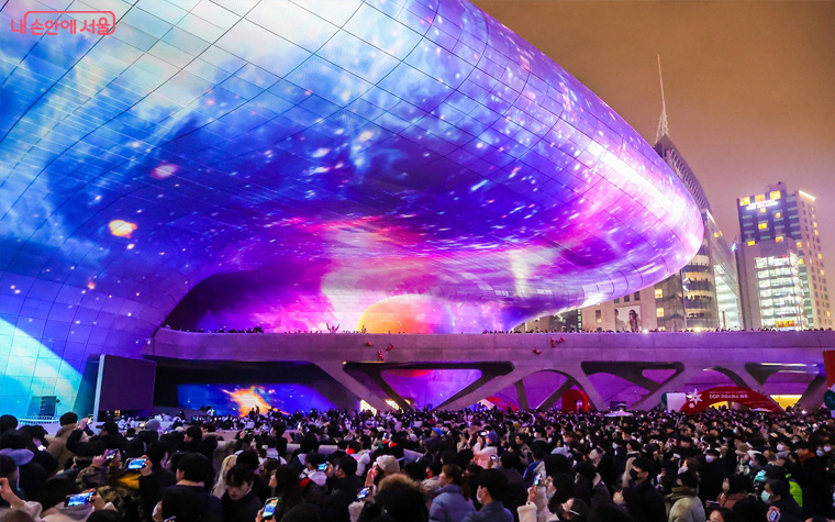 ‘서울라이트 DDP’가 2023년 독일 레드닷(본상), 미국 IDEA 디자인(동상), 올해 ‘독일 iF 디자인 어워드 2025’ 본상(Winner) 등 세계 3대 디자인 어워드를 석권했다.
