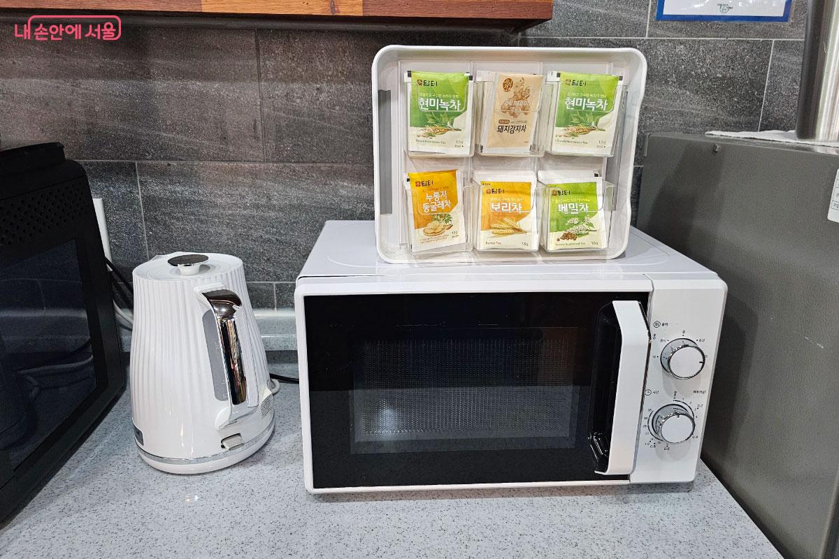 전자렌지, 전기포트, 각종 차가 구비된 공간 ©홍혜수