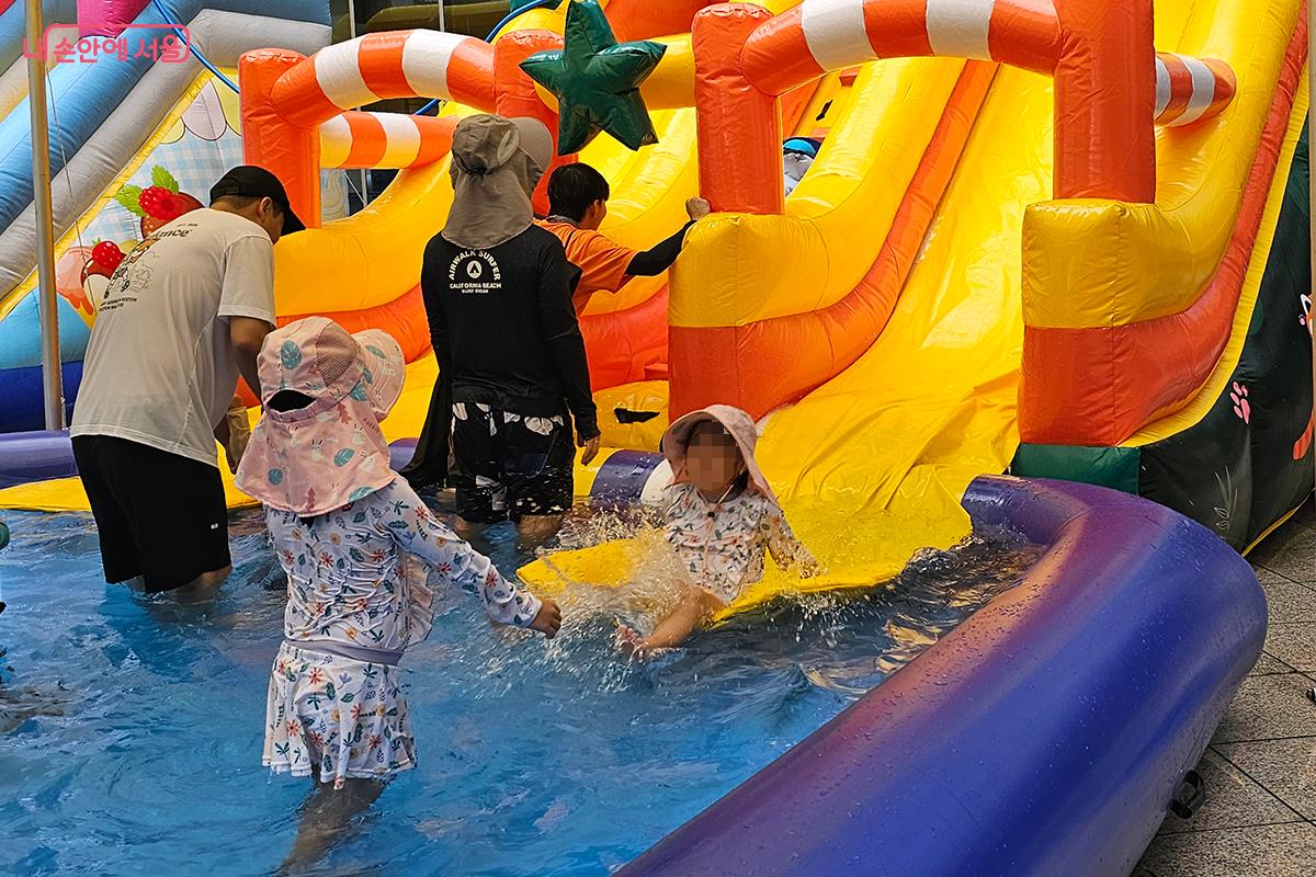 '롱 워터슬라이드'를 타고 내려오며 물방울을 튀기는 아이들의 모습이 즐거워 보인다. ©이혜숙