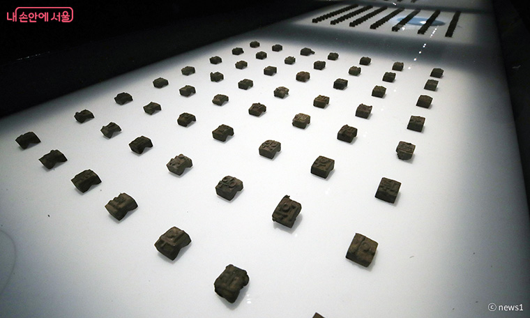 화약 무기, 시계 부품과 함께 발견된 유물은 바로 금속활자였다. 