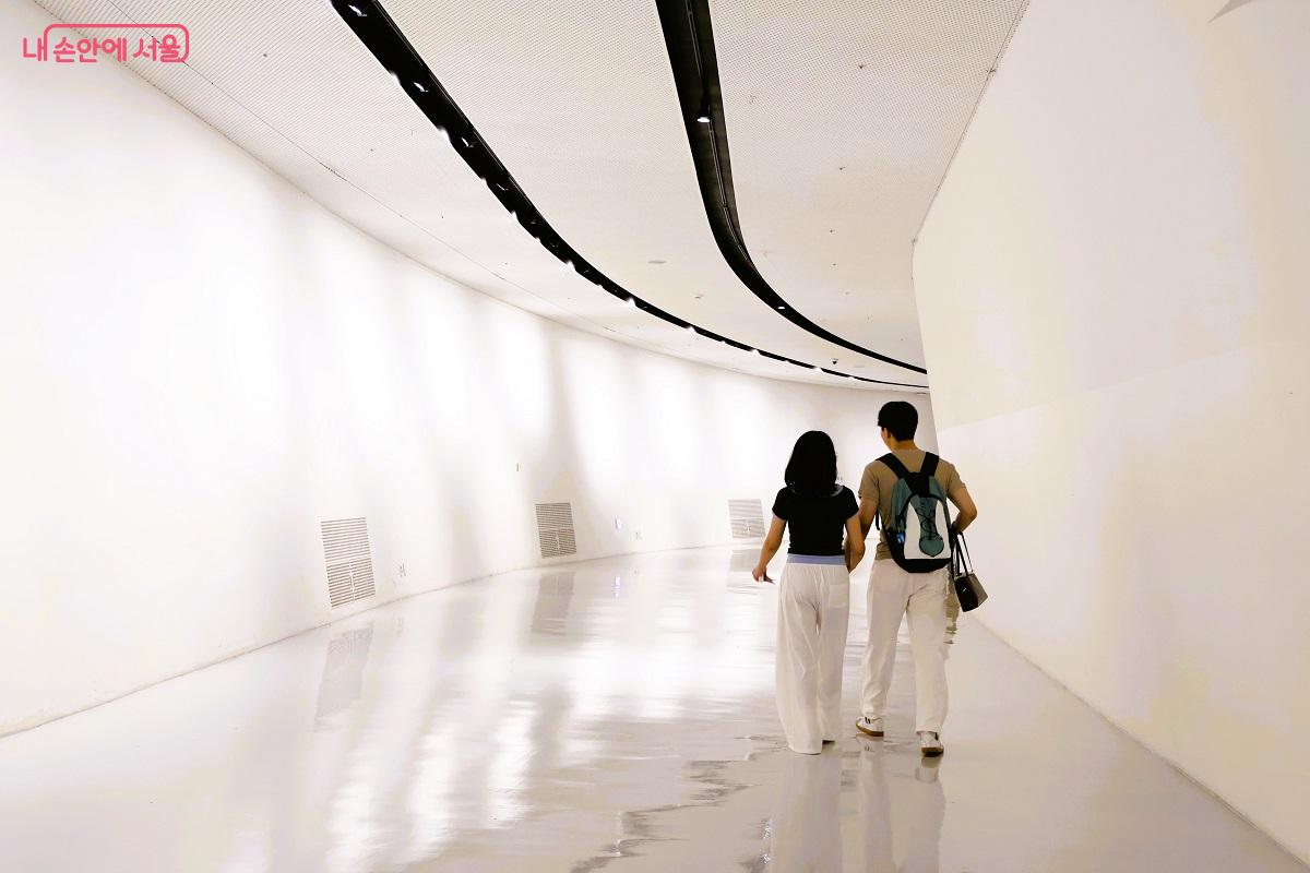 한적한 디자인 둘레길을 찬찬히 걷다 보면 누구나 영화 속 주인공이 된다. ©이봉덕