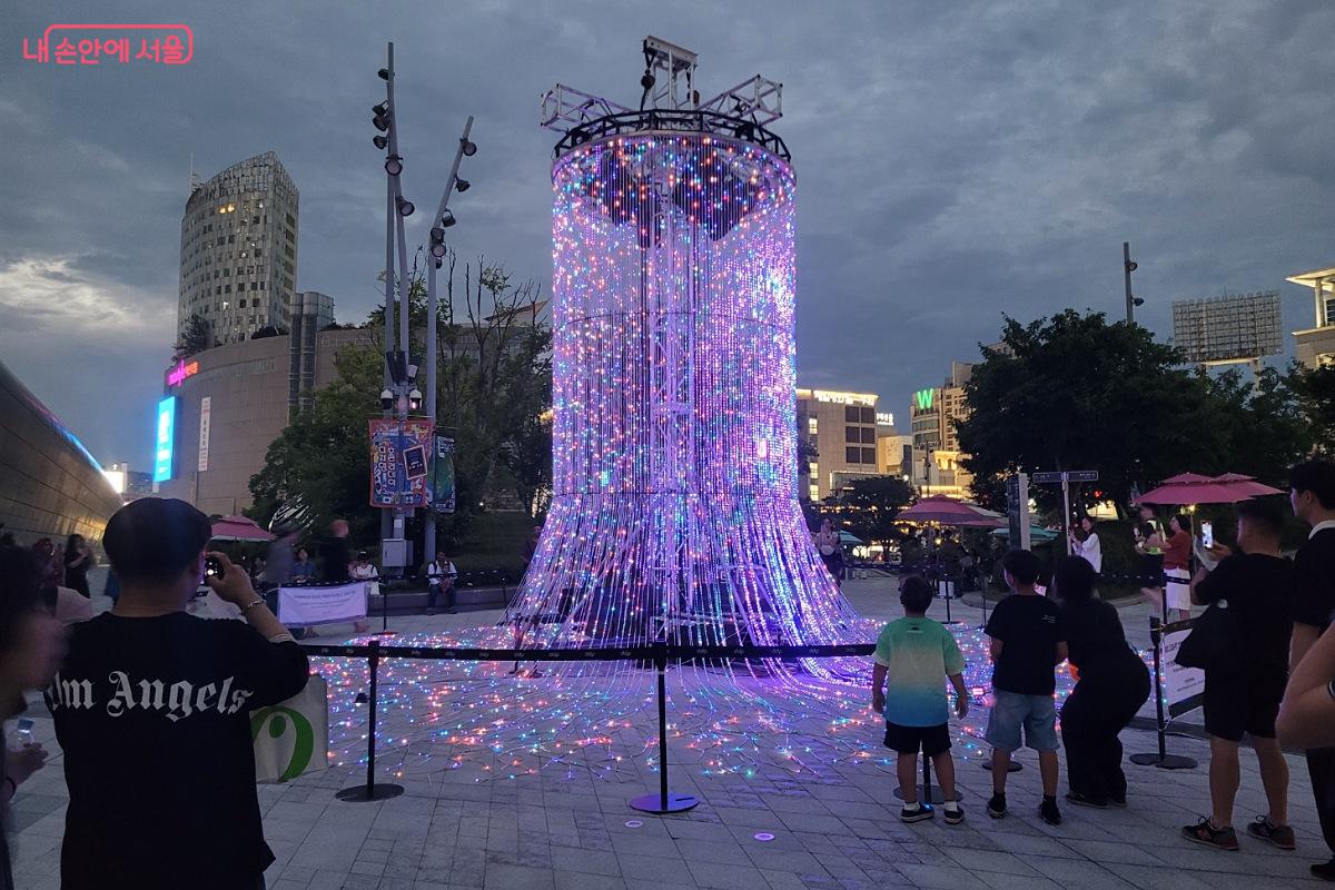 폴란드 작가 크사베리 컴퓨터리의 최첨단 미디어 작품 ‘Flux’ ©박미선