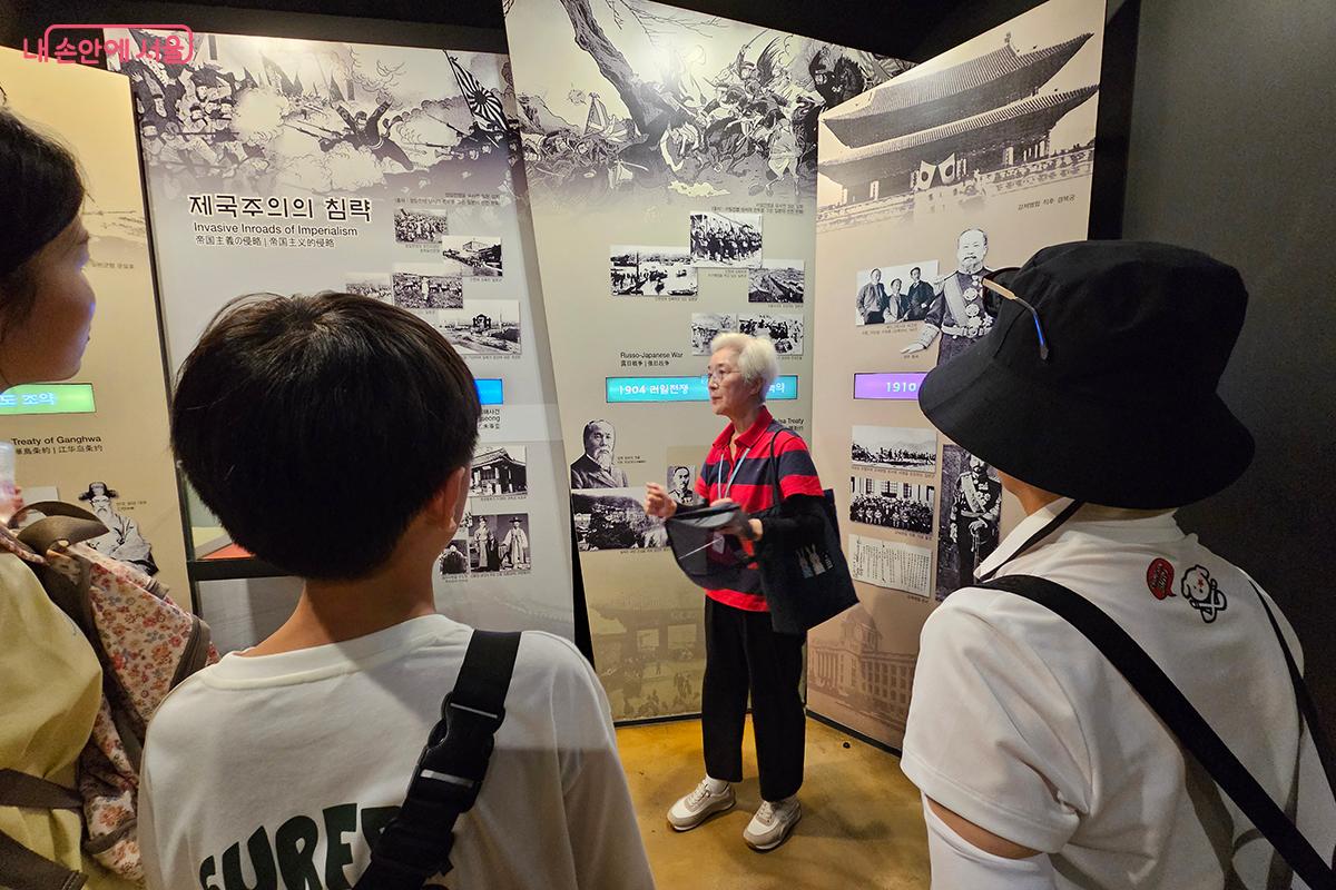 문화관광해설사의 전문적인 해설을 들으며 독립운동의 역사를 깊이 있게 이해하는 시간을 가진다. ©이혜숙