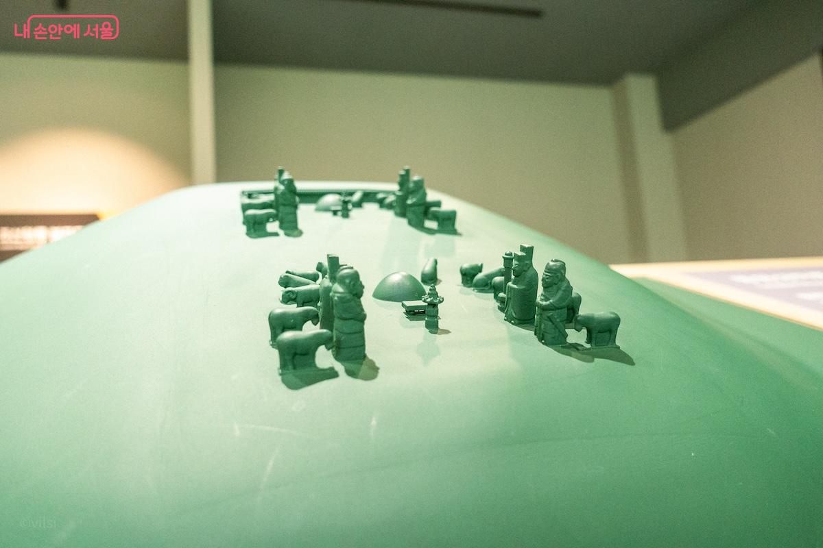 봉분 주변의 모습을 축소한 모형을 보면 이해하기 쉽다. &copy;이진형