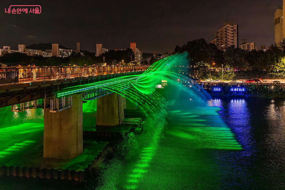 분수는 하루 2회, 회차당 20분간 가동된다. ©문청야