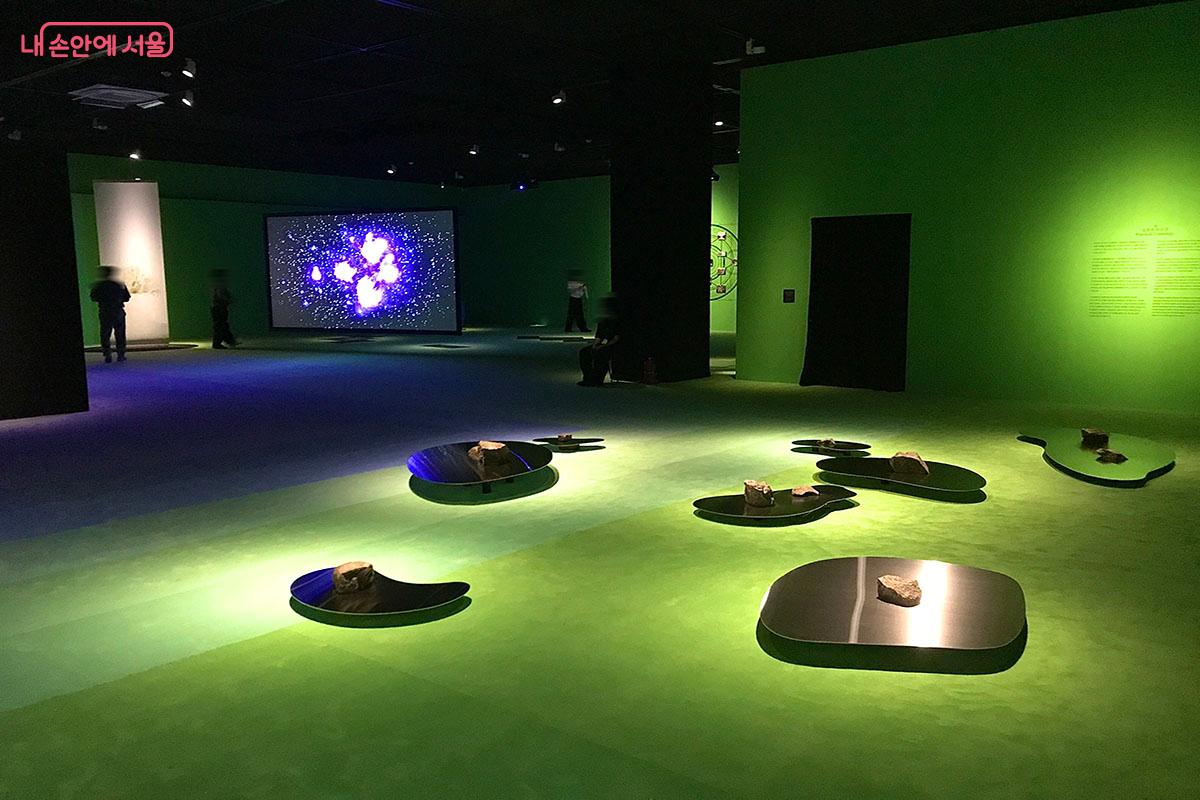 서울시립미술관 1층의 '실천적 우주론'의 전시공간 ©이정민