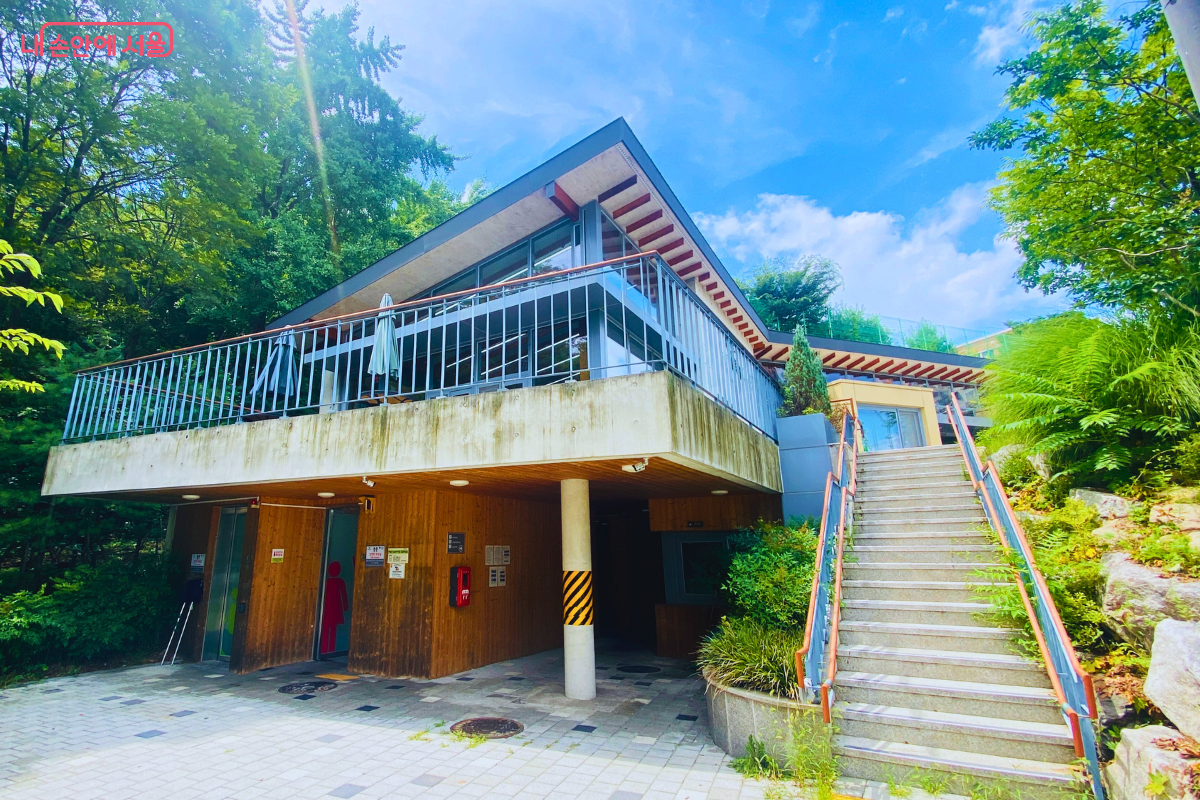 산책길과 연결되는 매봉산숲속도서관 지하 1층 외부 계단 ©양정화