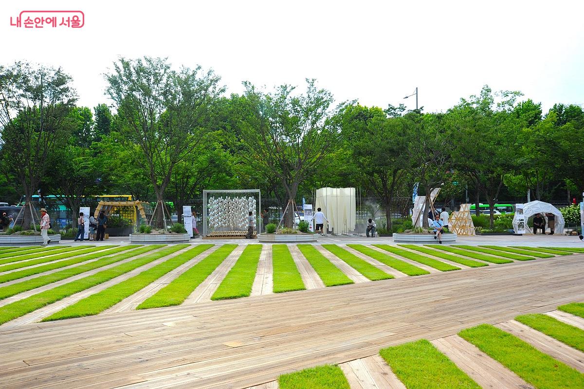 전시는 서울시청 광장에서 진행되며, 누구나 무료로 관람할 수 있다. ©조수봉
