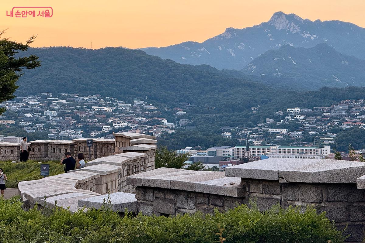 루미와 진우가 밤에 만나 대화를 나누던 낙산공원 성곽길 ©김미정