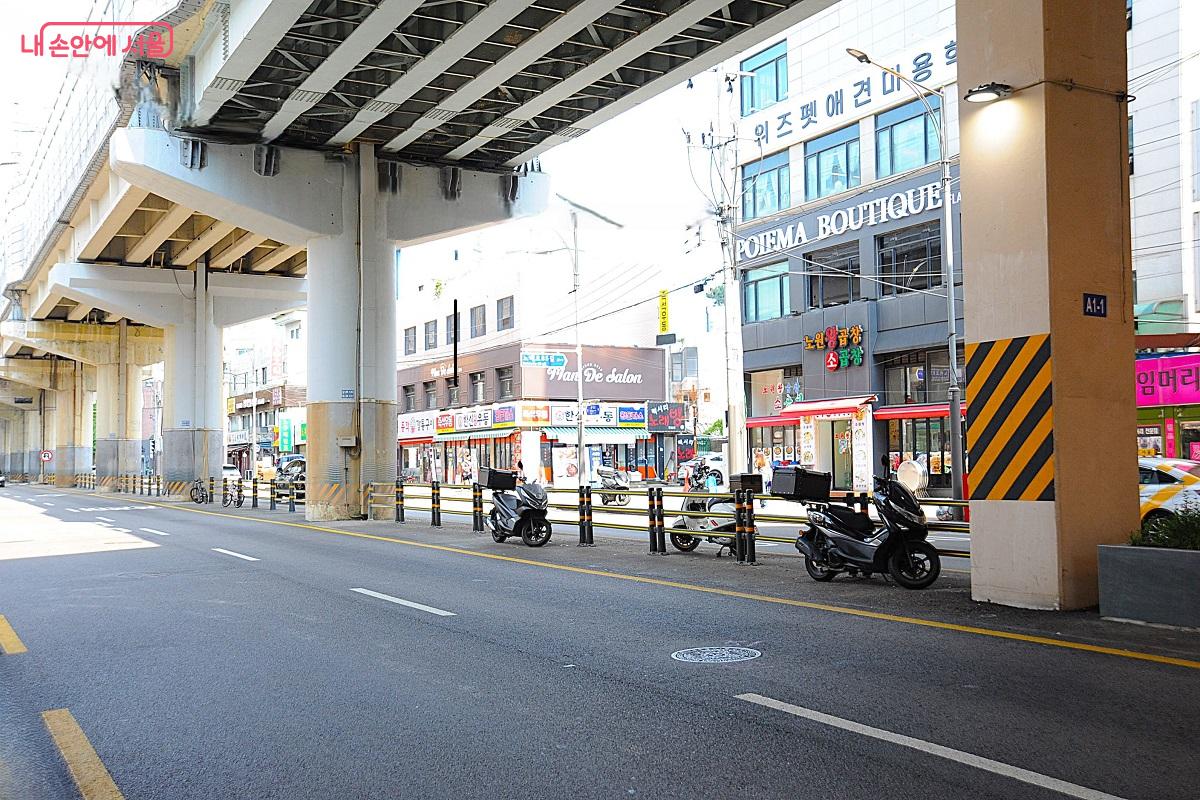 화단 조성 전의 이곳은 무질서하고 불결한 환경의 도로였다. ©조수봉