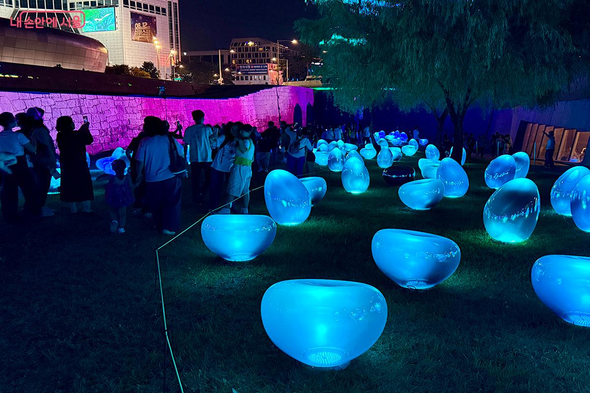 물방울처럼 흘러가는 180개의 조명 설치작 'Light Drops' ©김미정
