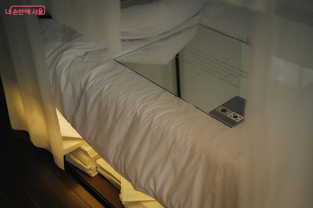 앨버트 W. 테일러와 그와 함께 일했던 김 주사가 '잠드는 곳'과 관련된 특별한 기억을 조명한 전시. 앨버트는 갓 태어난 아들의 병원 침대에 숨겨진 3.1 독립선언서를 발견, 이를 신속히 해외로 보내 한국의 독립 의지를 세계에 알렸다. ©김아름