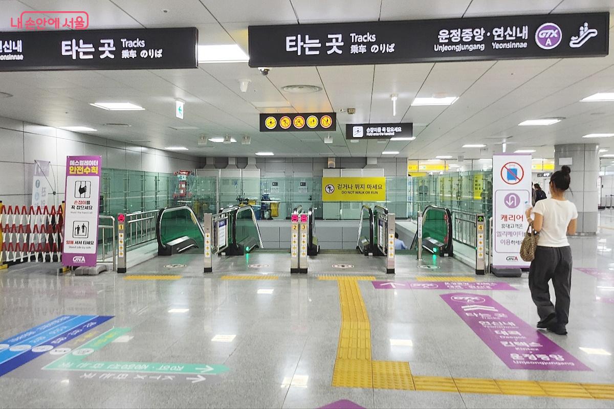 환승 게이트를 지난 후 보이는 에스컬레이터를 타고 더 깊이 내려간다. ©박은영