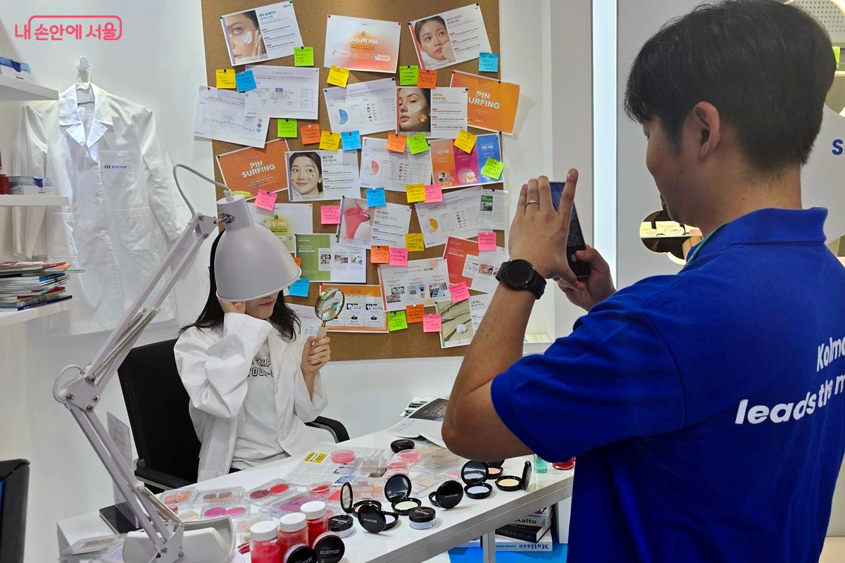 포토존에서 인증샷을 찍는 관람객 ©김윤경