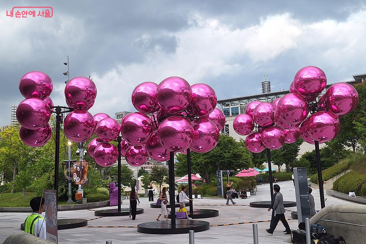 대형 키네틱 설치 작품인 뱅상 르로이 작가의 ‘Molecular Cloud’ ©백승훈  
