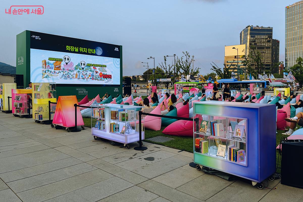 광화문광장 육조마당에서는 저녁 7시부터 ‘달빛낭만극장’이 열렸다. 금·토·일요일에는 영화가 상영됐다. ©김아름