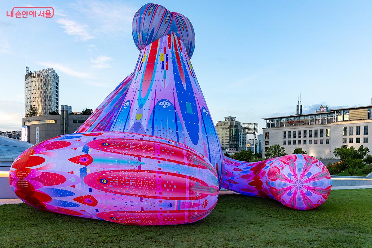 잔디광장에 설치된 이너스(ENESS)의 인터랙티브 조형물인 ‘Pool Teacher’ ©문청야