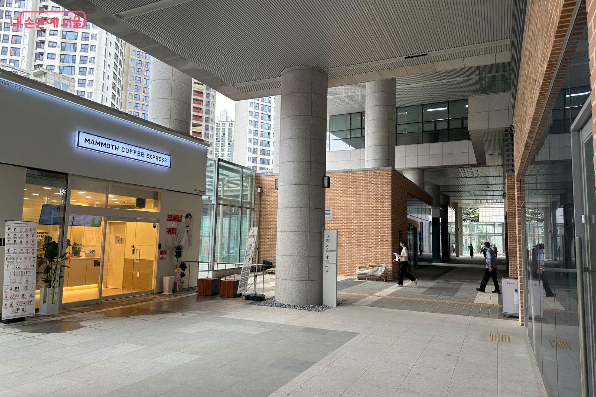 국내 최초로 행정청사와 상업시설을 결합했다. ©김재형