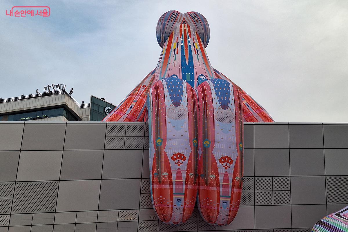 호주 멜버른을 기반으로 활동하는 ENESS(이너스)는 기술, 예술, 유머를 결합해 관람객의 몸과 감각이 반응하는 조형적 경험을 제안한다. ©정향선