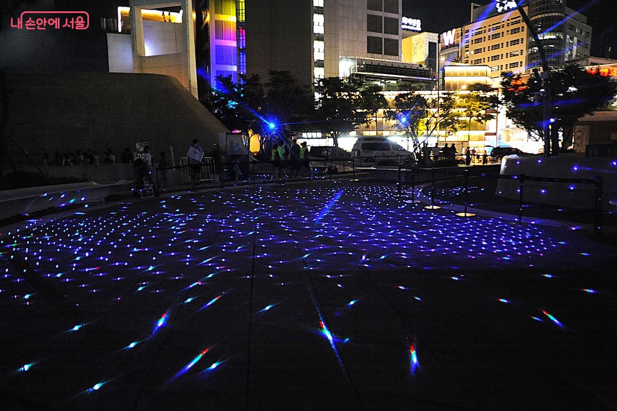 ‘Rhythm in Fog’는 ‘수(水)공간’을 따라 피어오르는 포그와 이를 가로지르는 레이저가 환상적인 분위기를 만들어낸다. ©조수봉