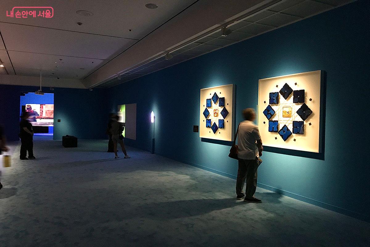 2층에서는 '테크네'를 주제로 하는 하룬미르자의 '동굴 속 계시 삽화', 올리비아 아레발로의 '에너지볼 삽화' 등을 볼 수 있다. ©이정민