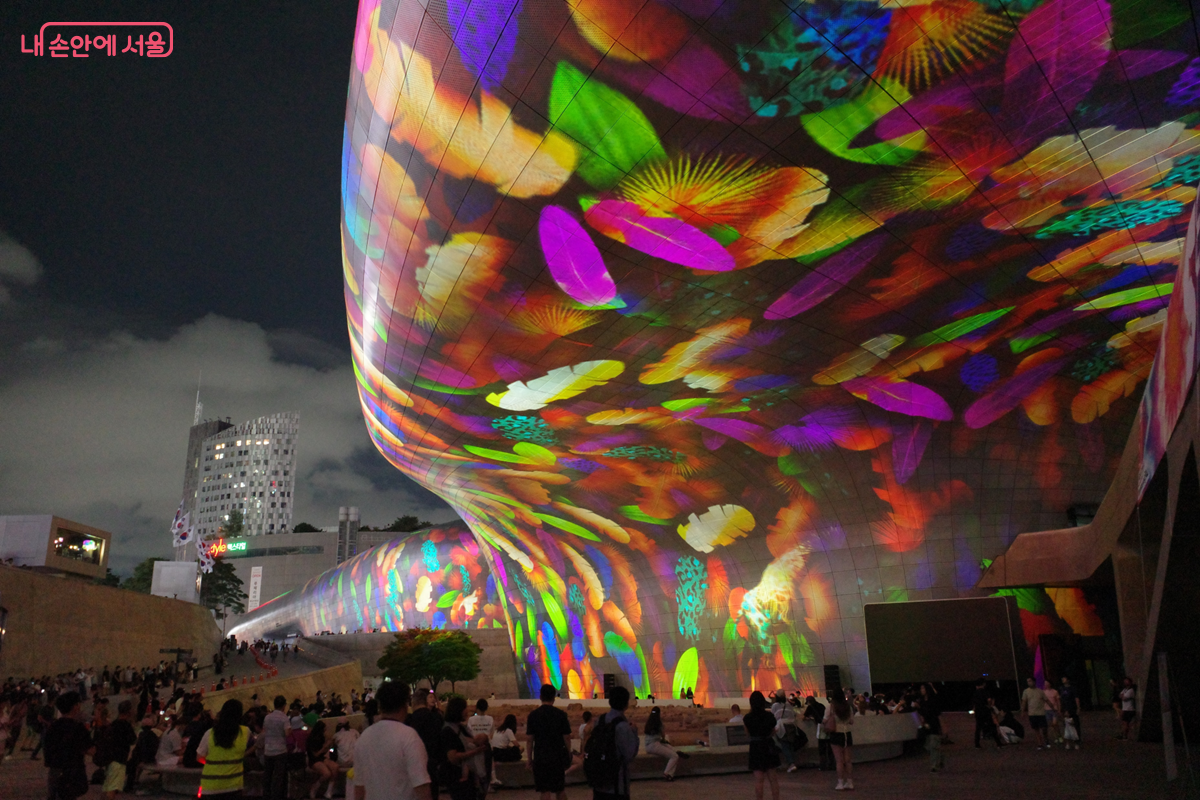 저마다의 방법으로 서울라이트를 관람하는 관객들 ©김미선