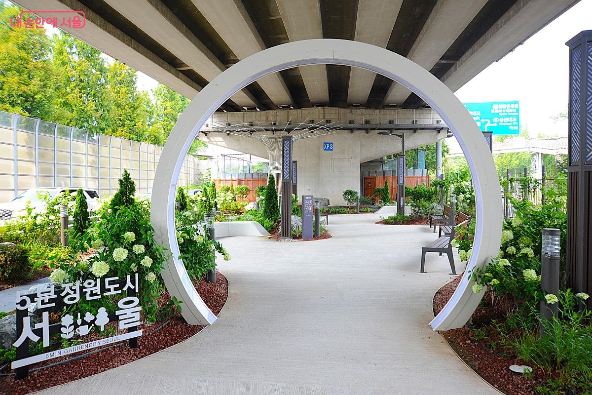 가양대교 남단 하부에 조성된 ‘그린아트길’ ©조수봉