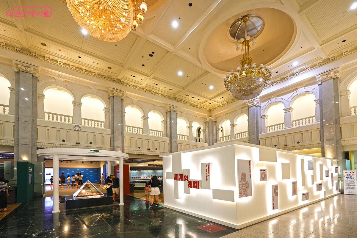 높은 천장고와 고풍스러운 샹들리에가 인상적이다. ©김주연