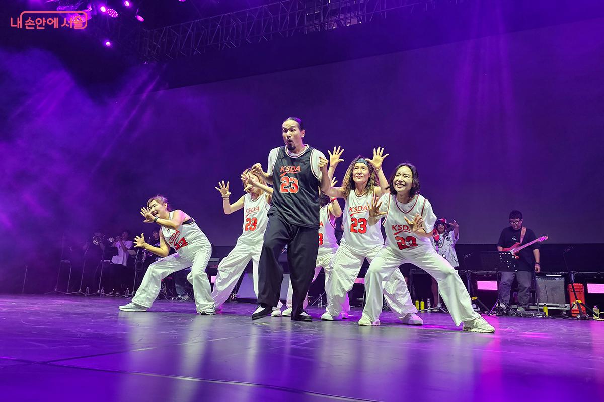 'KSDA셔플'의 전문 댄서가 일반 참가자들과 함께 활기찬 협업 무대를 선보였다. &copy;이혜숙