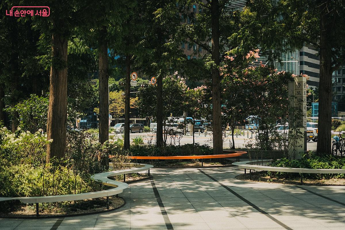 키 큰 메타세쿼이아와 회양목으로 구획된 종로타워 앞에 다양한 화관목과 초화류가 식재되었다. ©김아름