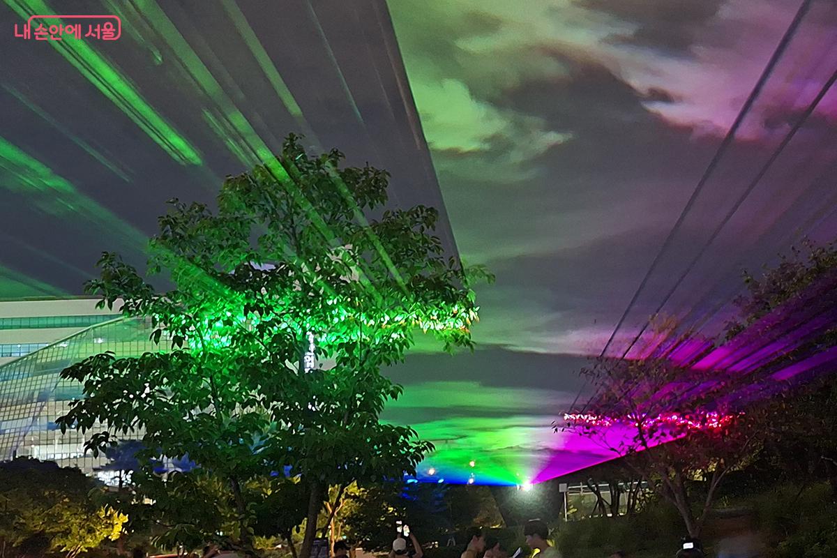 'Light Drops'와 'Beam Trace'가 보여주는 안개 속 빛의 패턴은 과거의 흔적들이 현재를 거쳐 미래로 강물처럼 유유히 흘러가는 모습을 보여준다.