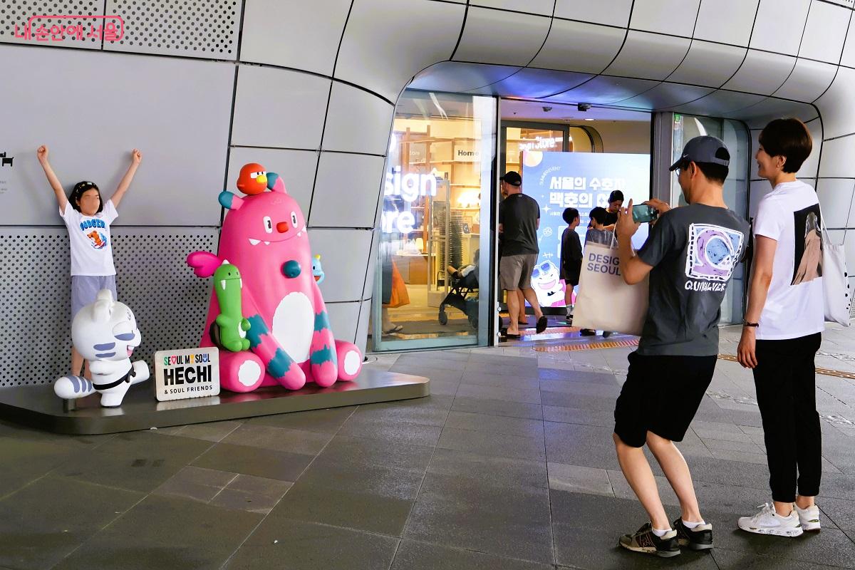 DDP 어울림광장, 서울시 캐릭터 '해치'가 있는 곳이면 어디나 아이들은 인증 사진을 위해 자연스럽게 폼을 잡는다. ©이봉덕