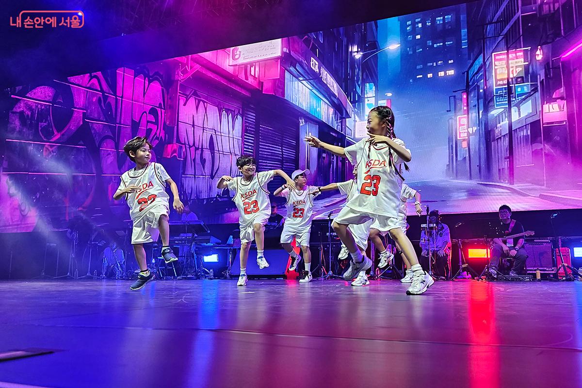 전 세대를 아우르는 참자가들의 움직임 속에서 경계를 허무는 공동의 무대가 펼쳐졌다. &copy;이혜숙