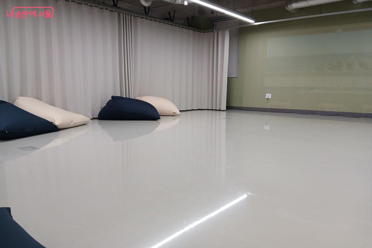 편안하게 영화를 볼 수 있는 다용도 공간 ©최은영