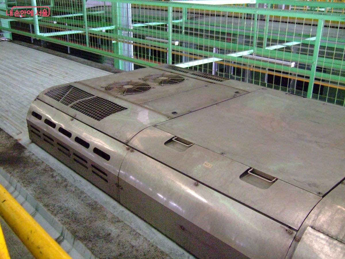 전동차 상부에 설치된 에어컨 실외기 ©한우진