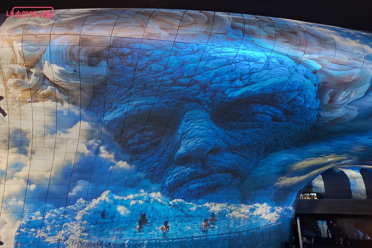 서울디자인재단과 OpenAI가 공동 후원하는 차세대 미디어 아티스트 2인의 초대형 미디어 파사드 작품들도 눈길을 끌었다. ©정향선