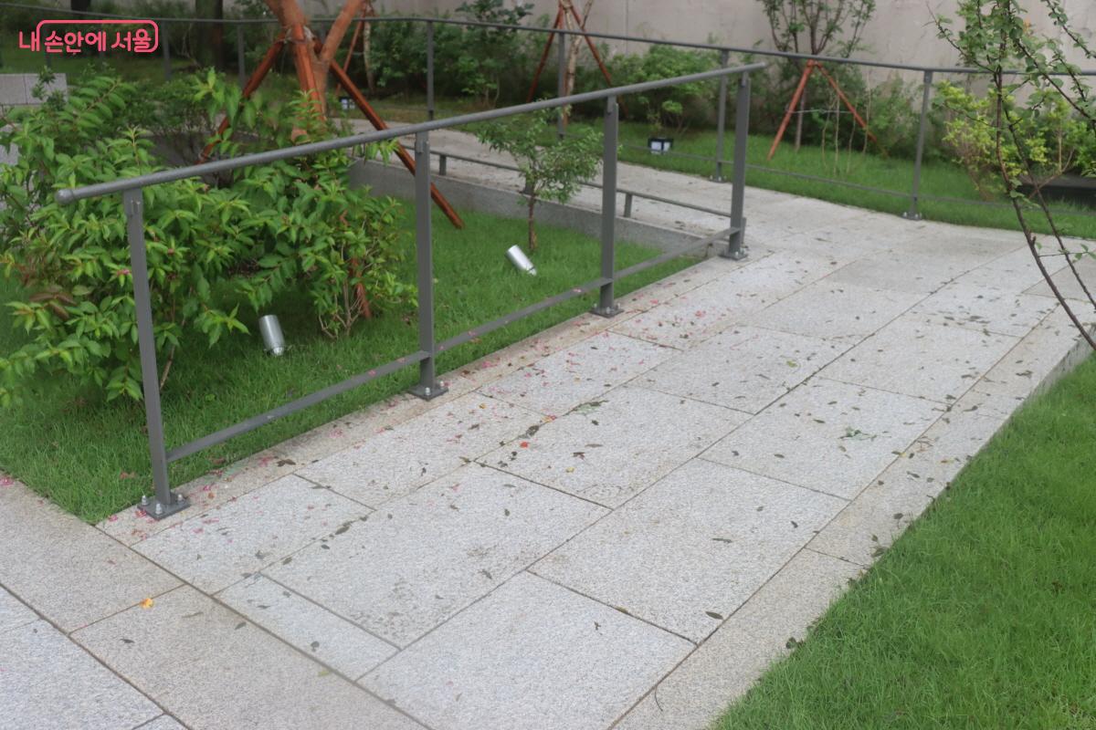 휠체어 이용자, 유모차 이용자도 쉽게 접근할 수 있다. &copy;조수연