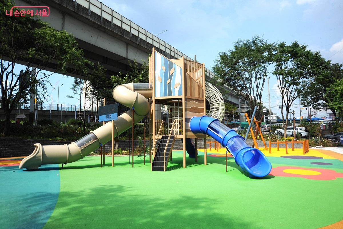 석계역 고가하부 부근에 리뉴얼한 ‘샛별상상 어린이공원’ ⓒ조수봉