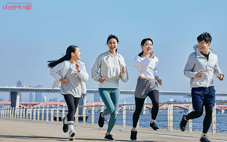 가벼운 걷기나 스쿼트 등 현실적으로 실행 가능한 작은 운동들을 하루에 약간씩이라도 시도해야 한다.