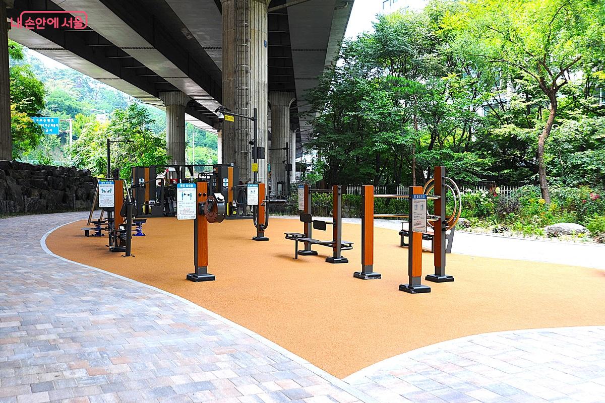 정릉천 내부순환도로 하부 공간에는 두 곳의 체육 시설을 설치했다. ⓒ조수봉