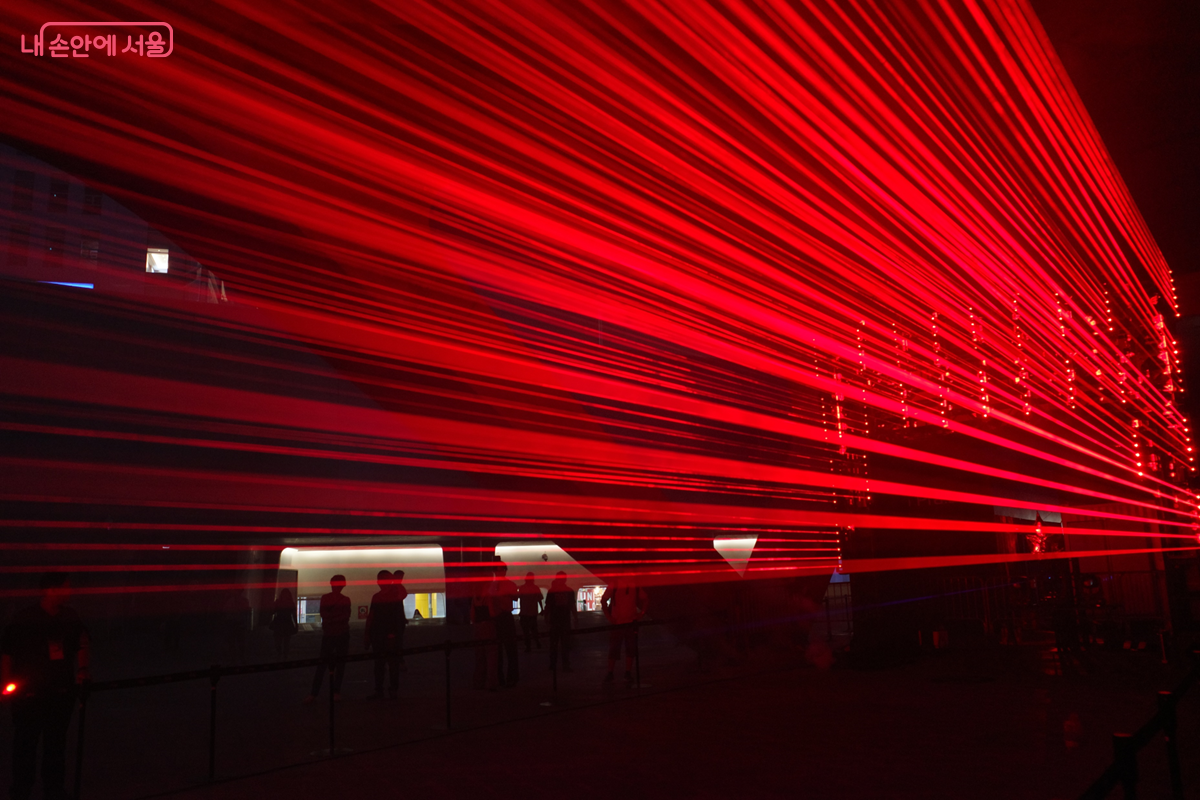 DDP 미래로 다리 하부에서 신비로운 분위기를 연출한다. ©김미선