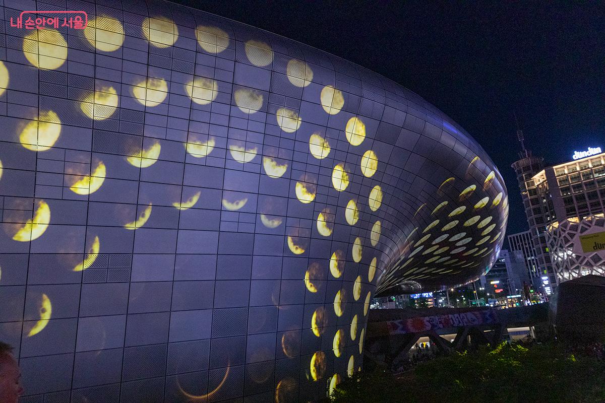 티모 헬거트 작가의 ‘Moon Cycle’ ©문청야