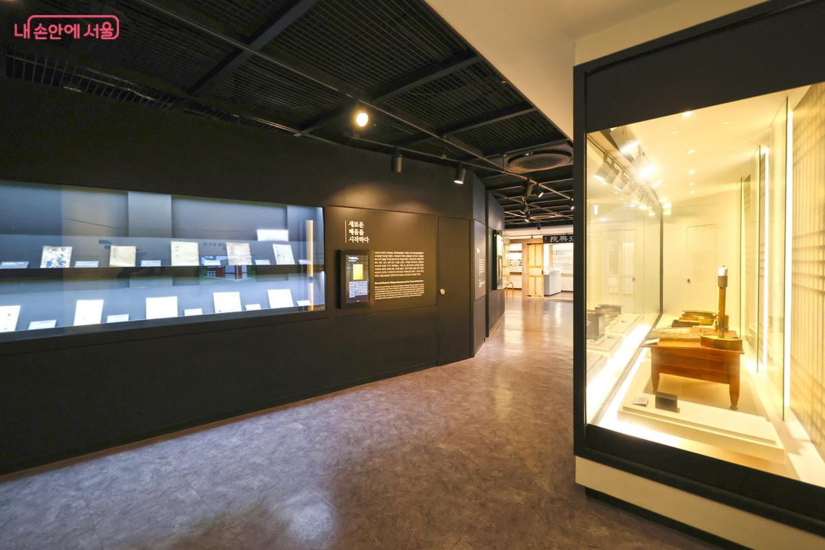 20세기에 저술한 <농민독본> 등이 전시되어 있다. &copy;김주연