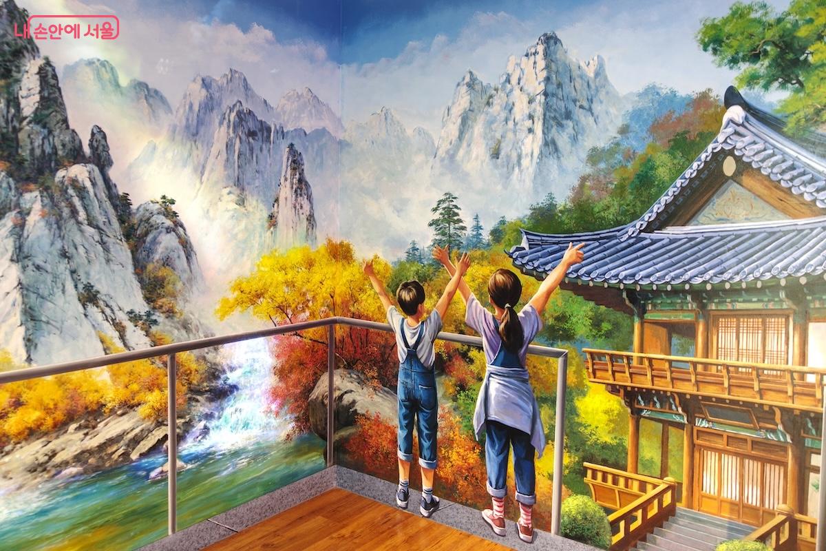 북한의 멋진 자연환경과 문화유산들을 벽화로 표현해 놓은 모습 &copy;임중빈