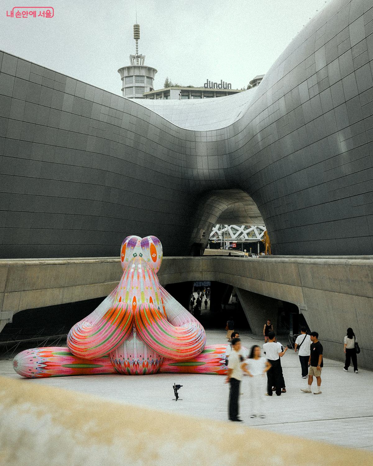 이너스(ENESS)의 인터랙티브 조형물인 ‘Pool Teacher’ ©김아름