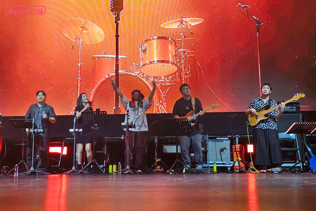 세계 최초 스트리트 댄스 전문 빅밴드 &lsquo;브레이킹심포닉&rsquo;의 독창적이고 열정적인 무대 &copy;이혜숙