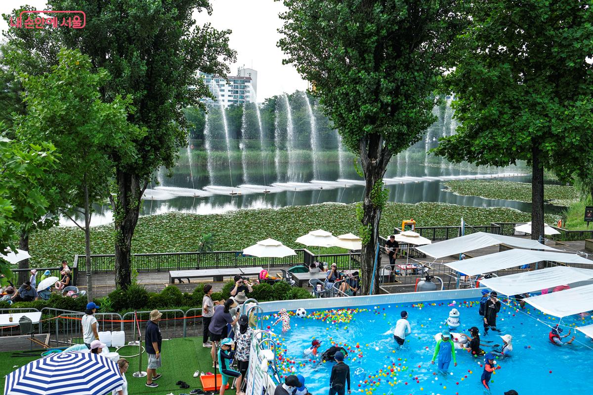 탁 트인 호수뷰가 보이는 '서서울호수공원 물놀이장' 전경 ©박우영